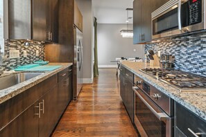 Fridge, microwave, oven, stovetop - Midtown Palace - 2 mins From Downtown - Spacious (Houston)