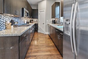 Fridge, microwave, oven, stovetop - Midtown Palace - 2 mins From Downtown - Spacious (Houston)