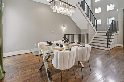 Midtown Palace - 2 mins From Downtown - Spacious