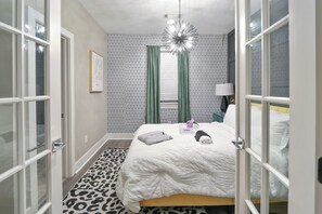 3 habitaciones, escritorio, tabla de planchar con plancha y wifi