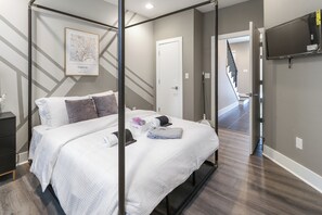 3 bedrooms, desk, iron/ironing board, WiFi - Midtown Palace - 2 mins From Downtown - Spacious (Houston)