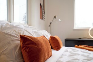 4 bedrooms, iron/ironing board, WiFi, bed sheets