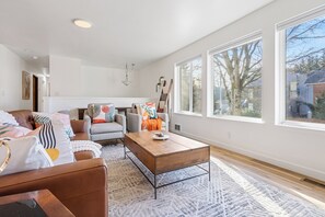 Smart TV, fireplace