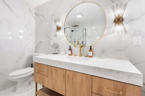 Dusche, Haartrockner, Bidet, Handtücher