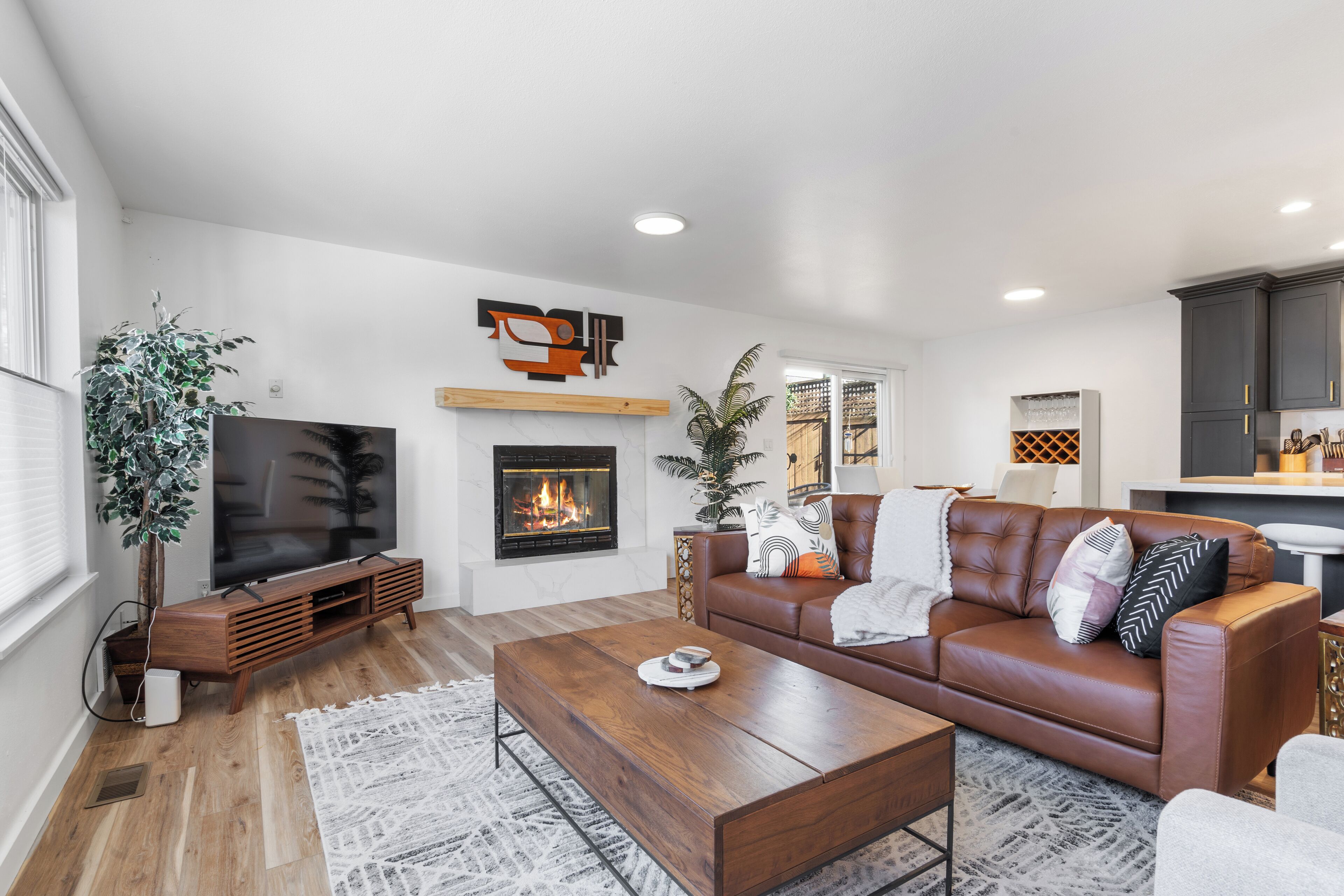 Smart TV, fireplace