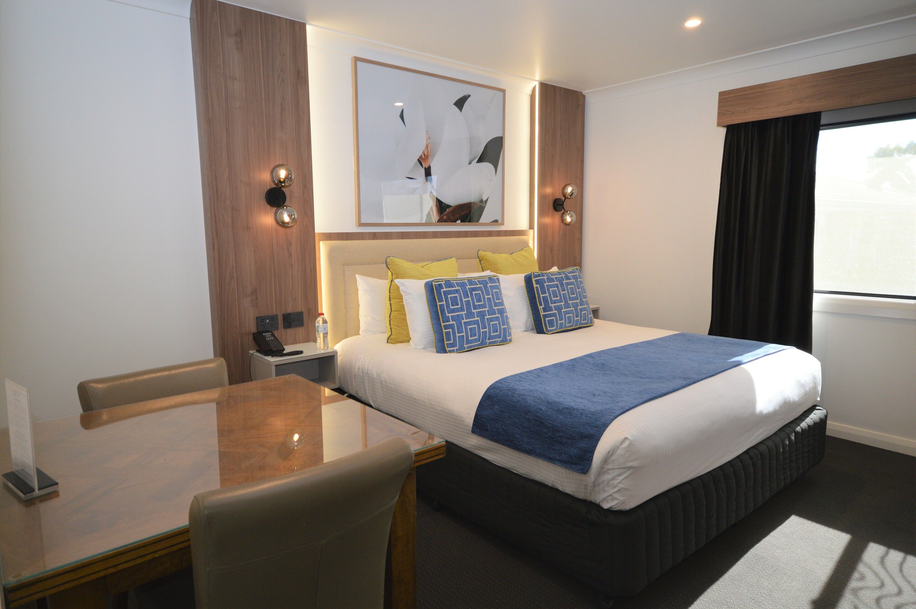 Premier Room, 1 King Bed | Premium bedding, pillow-top beds, minibar, soundproofing