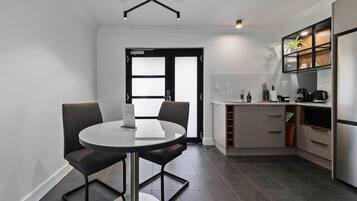 Premier Studio, 1 King Bed | Private kitchen