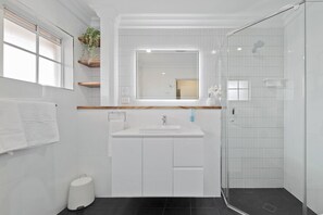 Studio Premier, 1 Tempat Tidur King | Kamar mandi | Shower, perlengkapan mandi gratis, pengering rambut, dan handuk