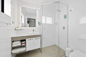 Bathroom - Bluegum Dubbo by Travellers (Dubbo)