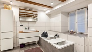 Een douche, handdoeken