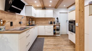 Fridge, microwave, oven, stovetop - Apartment 'Ferienwohnung Haas' with Private Terrace and Wi-Fi (Bräunlingen)