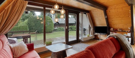 Télévision, table de tennis de table, chaßne hi-fi