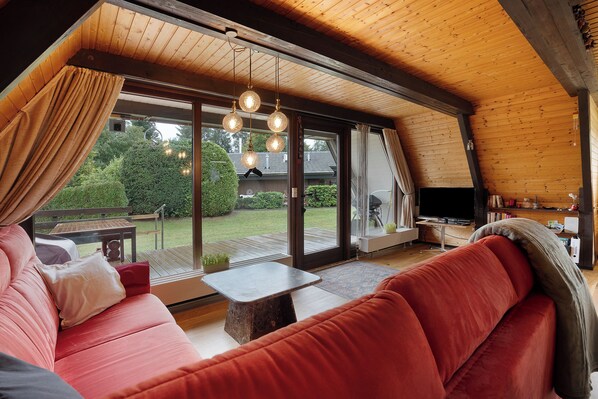 TV, bordtennis og stereoanlegg