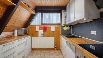 Een koelkast, een microgolfoven, een oven, een kookplaat