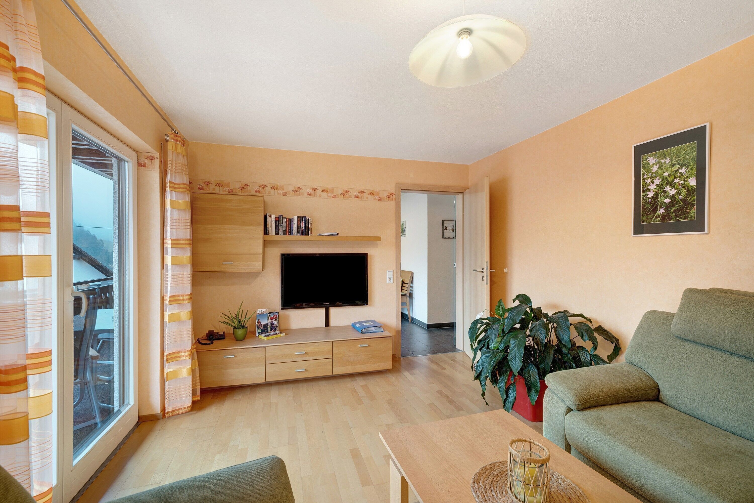 Fernseher, Tischtennisplatte, Stereoanlage
