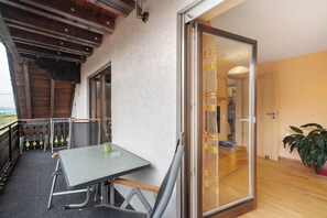 Outdoor dining - Apartment 'Ferienwohnung Sonnenblume' with Mountain View, Private Terrace and Wi-Fi (Elzach-Oberprechtal)