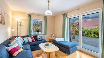 Una televisión, una mesa de tenis de mesa, un reproductor estéreo