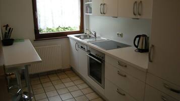 Coffee/tea maker, fridge, microwave, stovetop