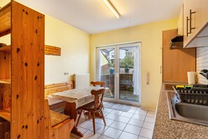 Fridge, microwave, oven, stovetop - Studio Apartment 'Gudrun' with Private Terrace, Shared Garden and Wi-Fi (Usingen)