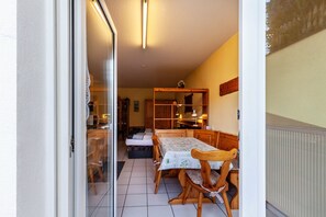 Dining - Studio Apartment 'Gudrun' with Private Terrace, Shared Garden and Wi-Fi (Usingen)
