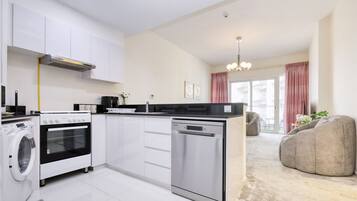 Jääkaappi, mikroaaltouuni, uuni, astianpesukone