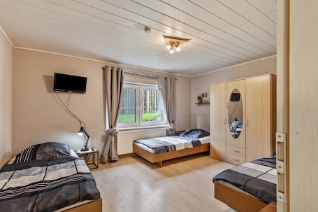 2 Schlafzimmer, Bügeleisen/Bügelbrett, kostenloses WLAN. Ferienwohnung 'Hildegard' mit Gemeinschaftsgarten und Wi-Fi