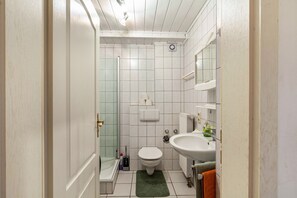 Douche, sèche-cheveux, serviettes fournies