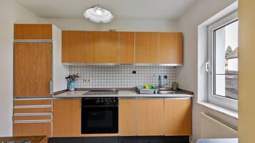 Kühlschrank, Mikrowelle, Ofen, Herdplatte