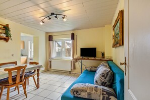 TV - Holiday Apartment 'Hildegard' with Shared Garden and Wi-Fi (Usingen)