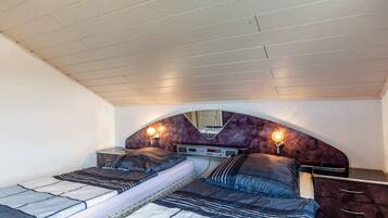 2 makuuhuonetta, silitysrauta/-lauta, ilmainen Wi-Fi, vuodevaatteet