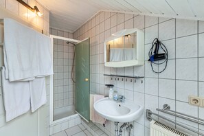 Een douche, een haardroger, handdoeken