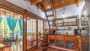 Une pièce de style japonais traditionnel, avec un sol recouvert de tatamis, des portes coulissantes et un escalier en bois.