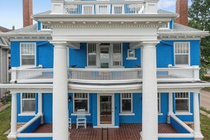 Exterior - Spacious 7-bedroom house- unique history, modern comforts and incredible views (Dubuque)