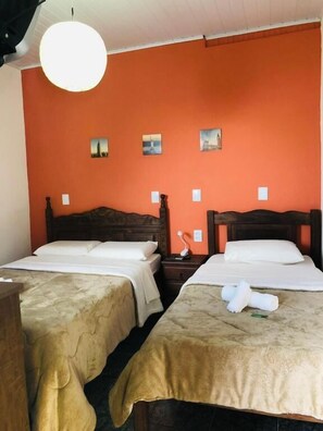 Kolmen hengen standard-huone | Pimennysverhot, silitysrauta/-lauta, ilmainen Wi-Fi