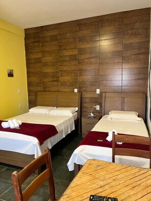 Kolmen hengen standard-huone | Pimennysverhot, silitysrauta/-lauta, ilmainen Wi-Fi