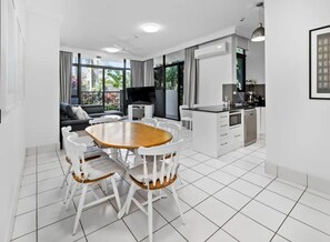 In-room dining - Alexander Apts - Ground Floor 2 Bedroom (Surfers Paradise)