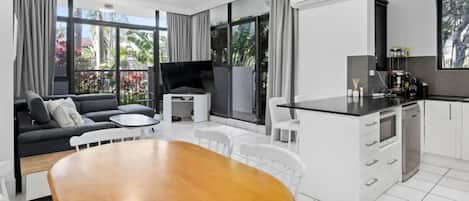 Apartment, 2 Bedrooms, Garden View | In-room dining