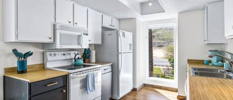 Kjøleskap, mikrobølgeovn, ovn og kokeplater