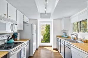 Een koelkast, een magnetron, een oven, een kookplaat