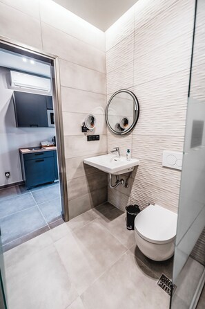 Shower, hair dryer, towels