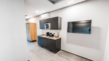 Réfrigérateur, micro-ondes, plaque de cuisson, cafetiÚre/bouilloire