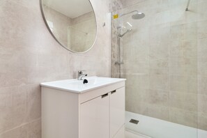 Shower, towels - Apartment 'Apartamento Tara Blanca' with Sea View, Private Terrace and Wi-Fi (Málaga)