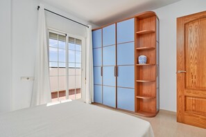 2 bedrooms, free WiFi, bed sheets - Apartment 'Apartamento Tara Blanca' with Sea View, Private Terrace and Wi-Fi (Málaga)