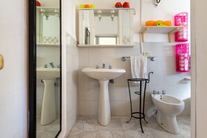 Shower, hair dryer, towels - Trullo 'Nunuccio' with Private Terrace, Wi-Fi and Air Conditioning (Ceglie Messapica)