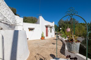 Property grounds - Trullo 'Nunuccio' with Private Terrace, Wi-Fi and Air Conditioning (Ceglie Messapica)