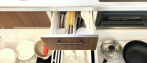 Réfrigérateur, four à micro-ondes, surface de cuisson
