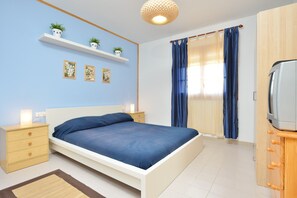 4 bedrooms, iron/ironing board, free WiFi, bed sheets - Holiday Home 'Chalet Independiente Costa Daurada' with Private Garden, Balcony and Air Conditioning (Roda de Berà)
