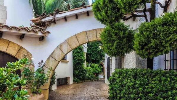 Property grounds - Holiday Home 'Chalet Independiente Costa Daurada' with Private Garden, Balcony and Air Conditioning (Roda de Berà)