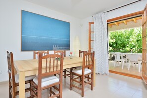 Dining - Holiday Home 'Chalet Independiente Costa Daurada' with Private Garden, Balcony and Air Conditioning (Roda de Berà)