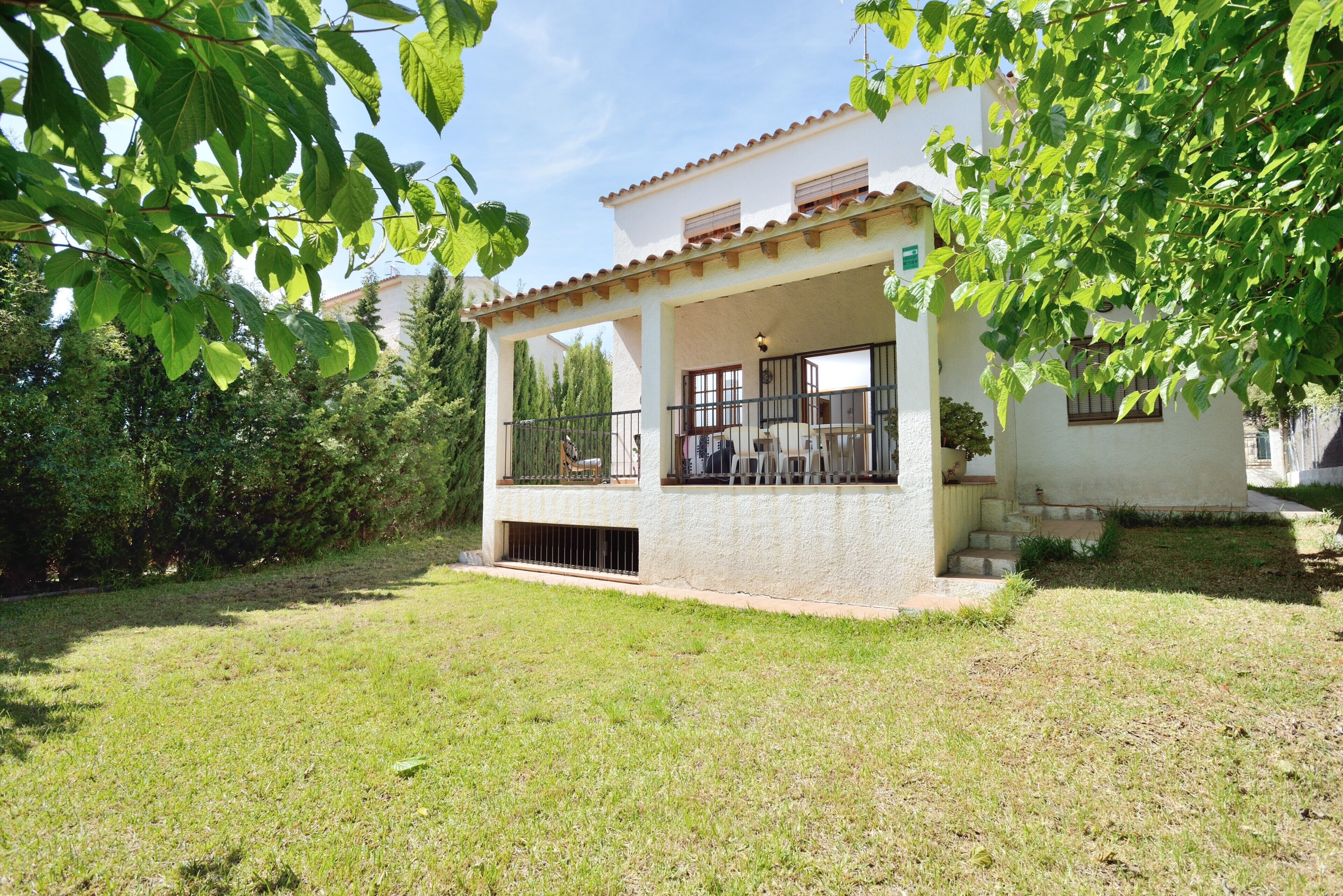 Una casa amb un porxo cobert, una finestra petita i una porta.